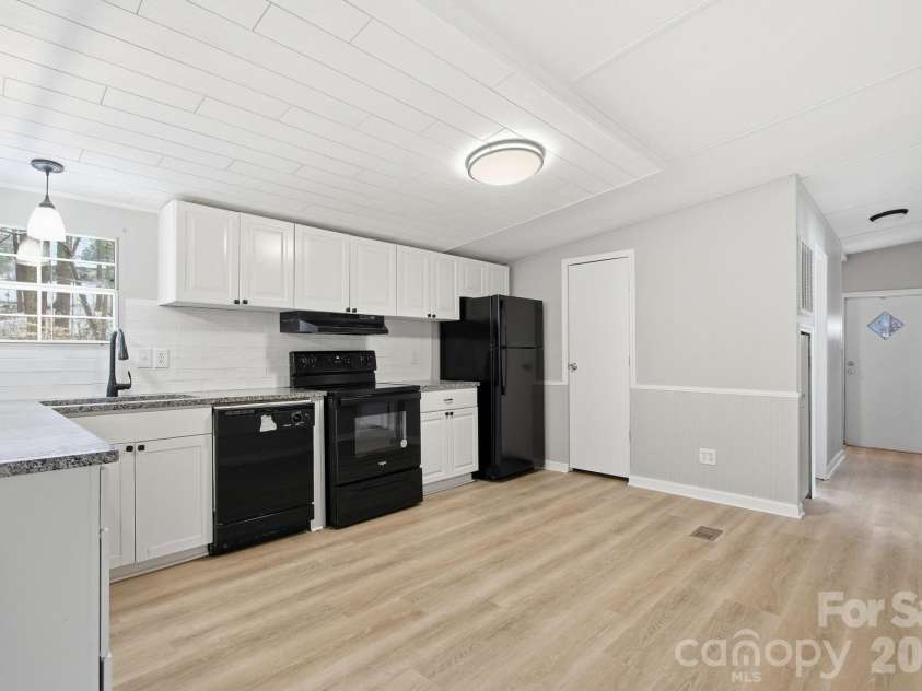 517 Ridgeway Place, Lenoir, NC 26845.  MLS# CAR4345699, YatesRealty ID 7938. 