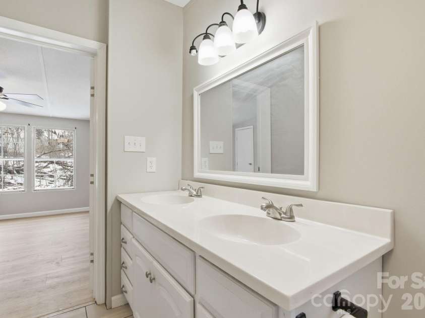 517 Ridgeway Place, Lenoir, NC 26845.  MLS# CAR4345699, YatesRealty ID 7938. Ensuite