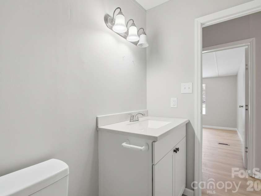 517 Ridgeway Place, Lenoir, NC 26845.  MLS# CAR4345699, YatesRealty ID 7938. Guest Bathroom