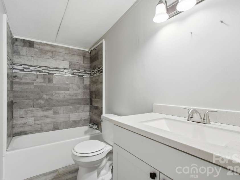 517 Ridgeway Place, Lenoir, NC 26845.  MLS# CAR4345699, YatesRealty ID 7938. Guest Bathroom