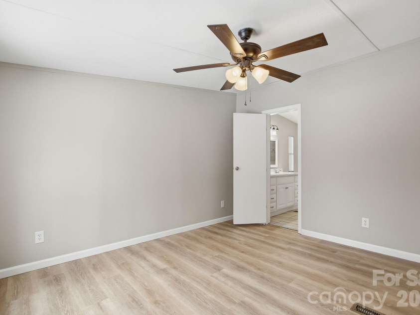 517 Ridgeway Place, Lenoir, NC 26845.  MLS# CAR4345699, YatesRealty ID 7938. Primary Bedroom