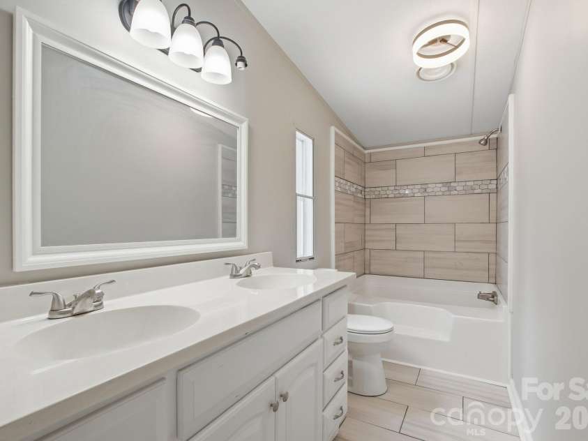 517 Ridgeway Place, Lenoir, NC 26845.  MLS# CAR4345699, YatesRealty ID 7938. Primary Ensuite
