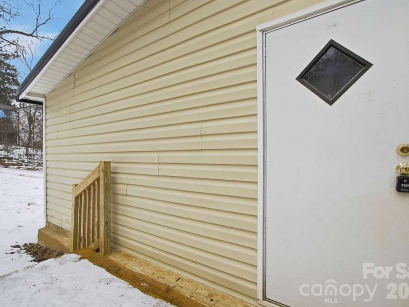 517 Ridgeway Place, Lenoir, NC 26845.  MLS# CAR4345699, YatesRealty ID 7938. Side Porch