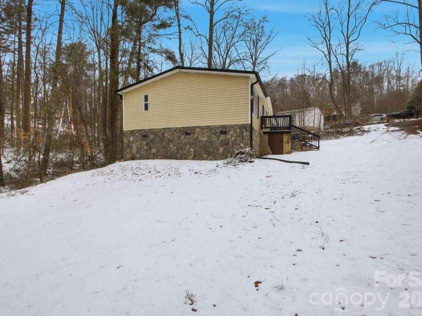 517 Ridgeway Place, Lenoir, NC 26845.  MLS# CAR4345699, YatesRealty ID 7938. Side Yard