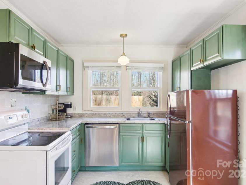 213 Stoney Mountain Road, Hendersonville, NC 28791.  MLS# CAR4211510, YatesRealty ID 794. 
