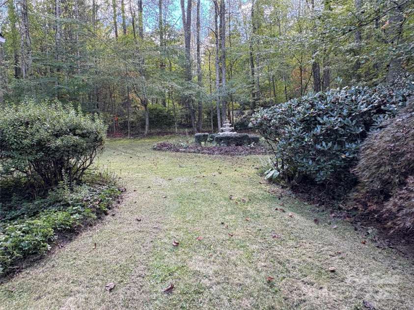 27 Mountain Lake Drive, Hendersonville, NC 28739.  MLS# CAR4295257, YatesRealty ID 794. 