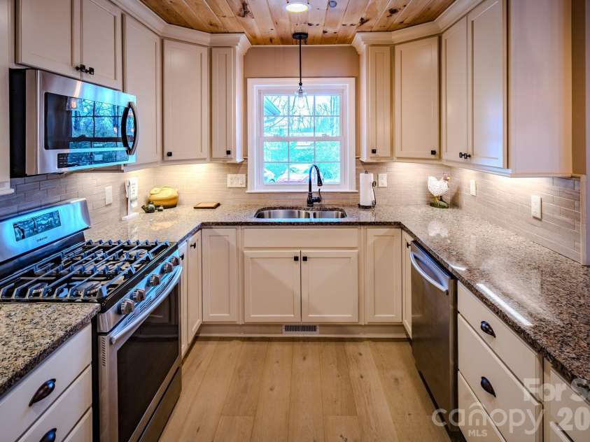 117 Hickory Lane, Newland, NC 28657.  MLS# CAR4361948, YatesRealty ID 7940. 