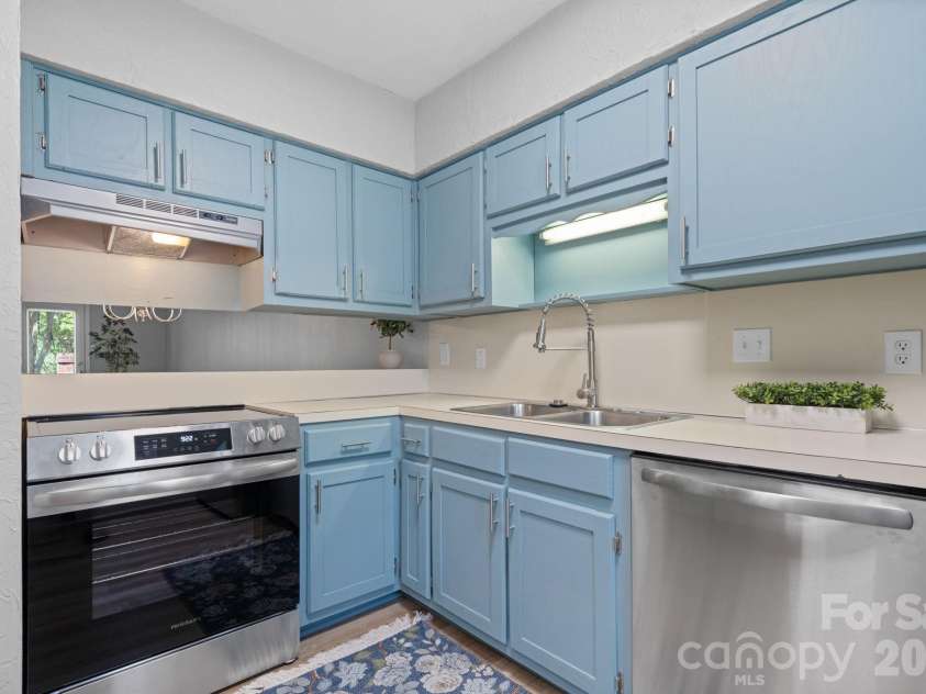 239 13th Avenue Place, Hickory, NC 28601.  MLS# CAR4374704, YatesRealty ID 7941. 