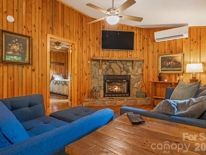 3245 Puncheon Fork Road, Mars Hill, NC 28754.  MLS# CAR4345903, YatesRealty ID 7943. Great Room