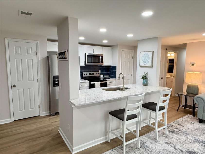 1649 Arlyn Circle, Charlotte, NC 28213.  MLS# CAR4355358, YatesRealty ID 7944. Kitchen area with bar