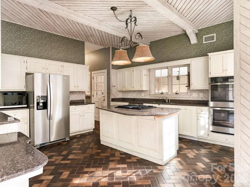 2750 Loch Lane, Charlotte, NC 28226.  MLS# CAR4335877, YatesRealty ID 7945. 