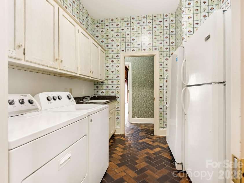 2750 Loch Lane, Charlotte, NC 28226.  MLS# CAR4335877, YatesRealty ID 7945. 