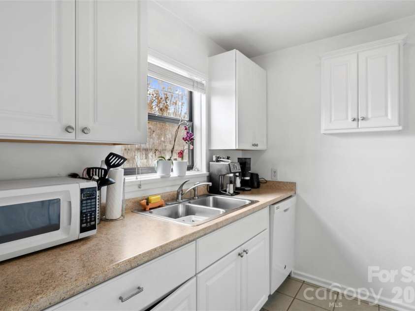 615 Biltmore Avenue, Asheville, NC 28803.  MLS# CAR4411921, YatesRealty ID 7946. 