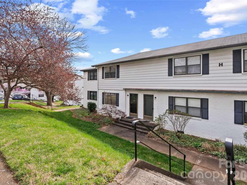615 Biltmore Avenue, Asheville, NC 28803.  MLS# CAR4411921, YatesRealty ID 7946. 