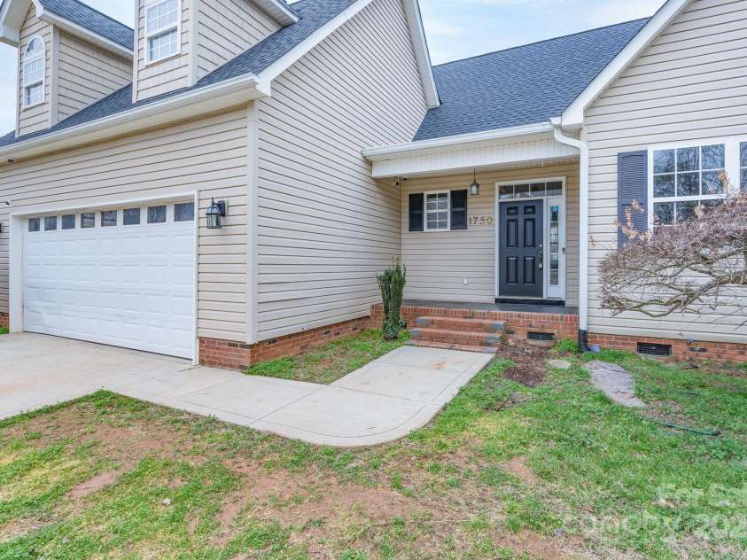 1750 Williamsburg Drive, Rock Hill, SC 29732.  MLS# CAR4221338, YatesRealty ID 7949. 