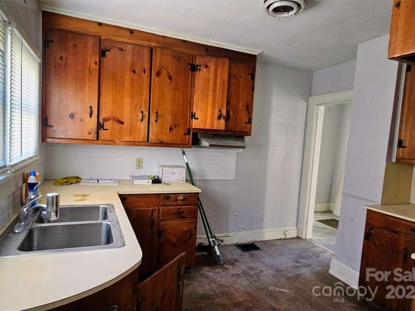 602 Graham Street, Shelby, NC 28150.  MLS# CAR4206127, YatesRealty ID 7950. 