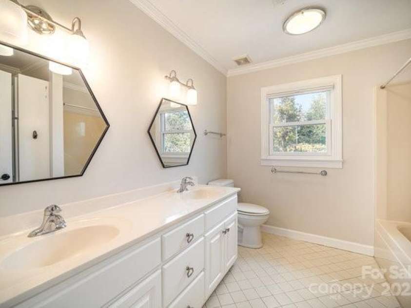 4421 3rd Street, Hickory, NC 28601.  MLS# CAR4232645, YatesRealty ID 7951. 