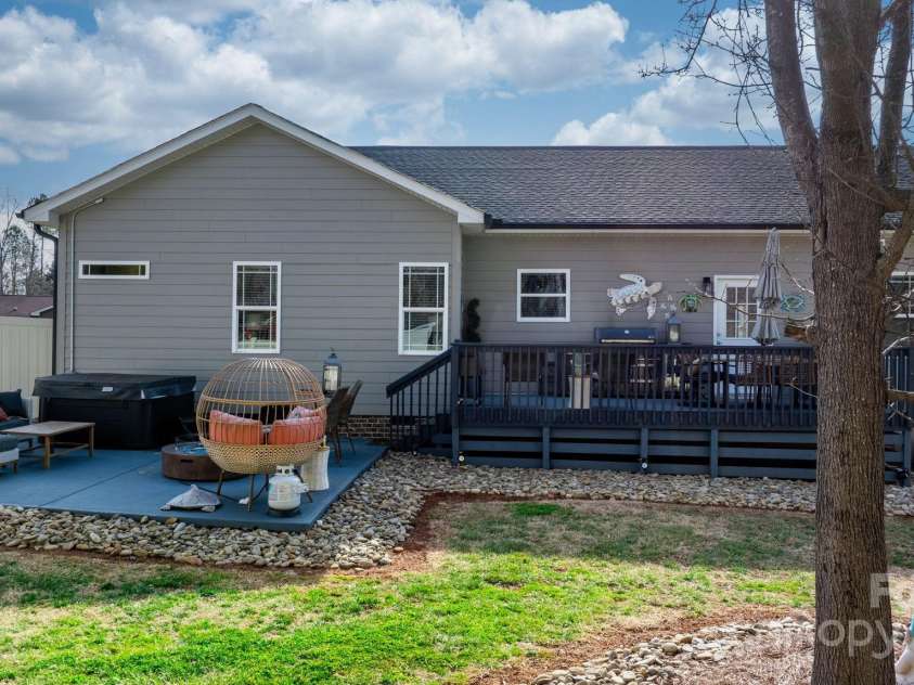 5324 Stonewood Drive, Hickory, NC 28602.  MLS# CAR4220787, YatesRealty ID 796. Backyard
