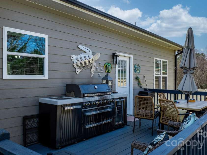 5324 Stonewood Drive, Hickory, NC 28602.  MLS# CAR4220787, YatesRealty ID 796. Deck