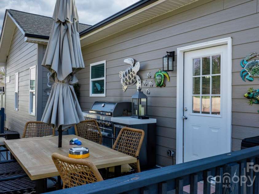 5324 Stonewood Drive, Hickory, NC 28602.  MLS# CAR4220787, YatesRealty ID 796. Deck