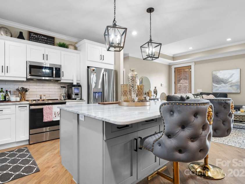 5324 Stonewood Drive, Hickory, NC 28602.  MLS# CAR4220787, YatesRealty ID 796. Island