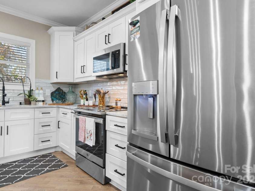 5324 Stonewood Drive, Hickory, NC 28602.  MLS# CAR4220787, YatesRealty ID 796. Kitchen