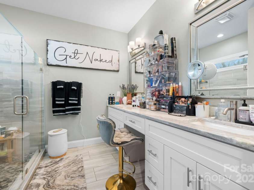 5324 Stonewood Drive, Hickory, NC 28602.  MLS# CAR4220787, YatesRealty ID 796. Primary bathroom