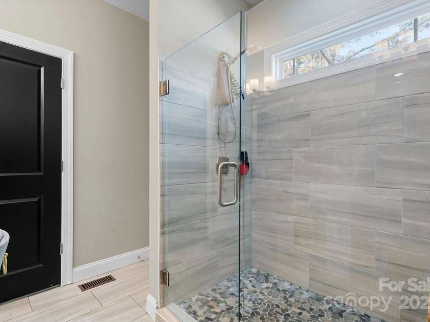 5324 Stonewood Drive, Hickory, NC 28602.  MLS# CAR4220787, YatesRealty ID 796. Primary bathroom