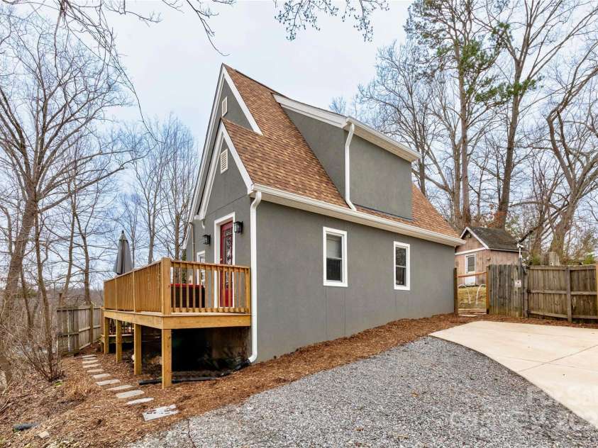 128 Laurel Loop, Asheville, NC 28806.  MLS# CAR4231410, YatesRealty ID 7960. 