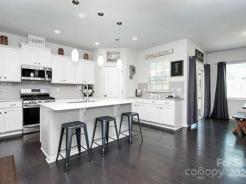 1419 Ava Lane, Denver, NC 28037.  MLS# CAR4133765, YatesRealty ID 7964. Island Seating