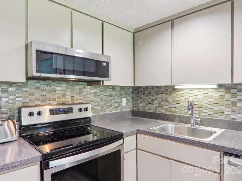 182 Lake Drive, Lake Lure, NC 28746.  MLS# CAR4170164, YatesRealty ID 7965. Stainless steel appliiances