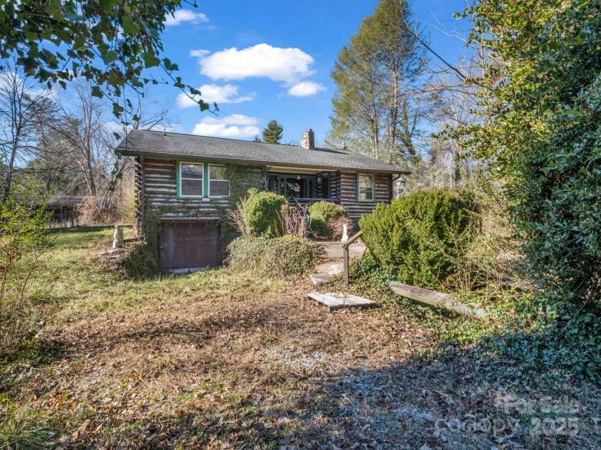 541 Broadway Street, Hendersonville, NC 28739.  MLS# CAR4325269, YatesRealty ID 7968. 