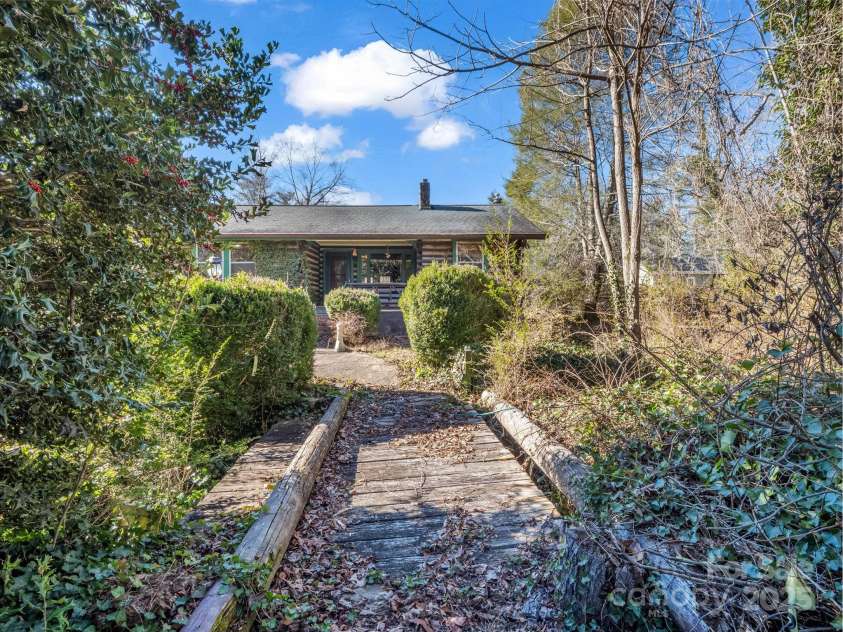 541 Broadway Street, Hendersonville, NC 28739.  MLS# CAR4325269, YatesRealty ID 7968. 