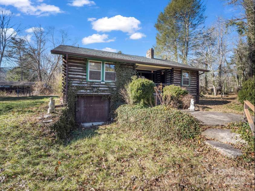 541 Broadway Street, Hendersonville, NC 28739.  MLS# CAR4325269, YatesRealty ID 7968. 