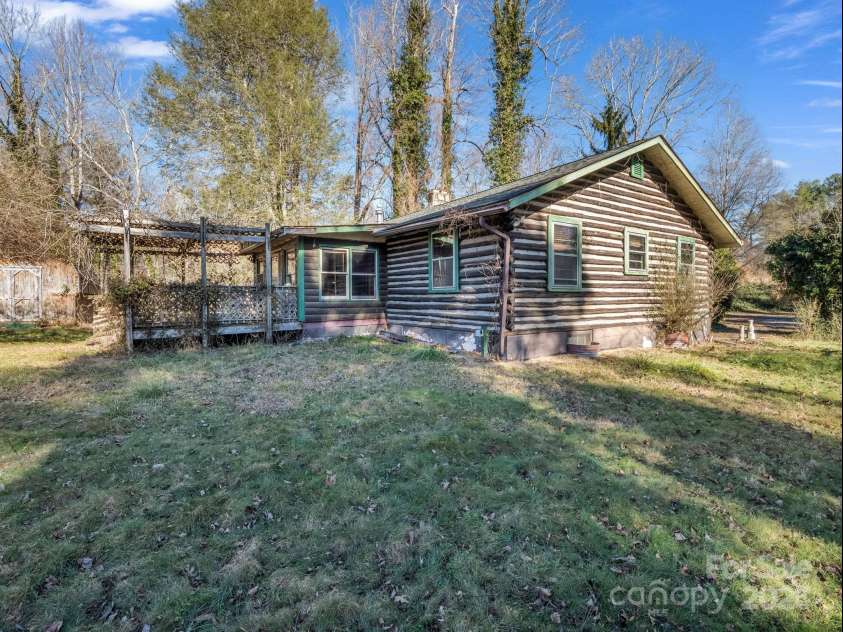 541 Broadway Street, Hendersonville, NC 28739.  MLS# CAR4325269, YatesRealty ID 7968. 