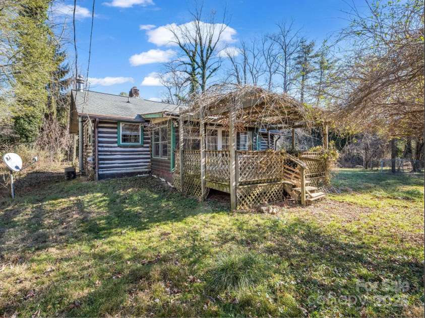 541 Broadway Street, Hendersonville, NC 28739.  MLS# CAR4325269, YatesRealty ID 7968. 