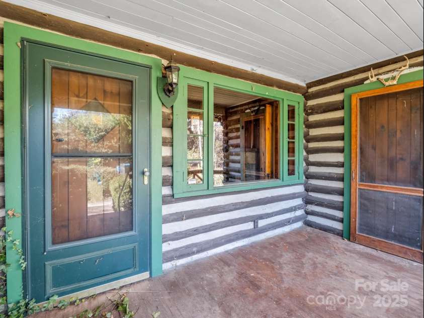 541 Broadway Street, Hendersonville, NC 28739.  MLS# CAR4325269, YatesRealty ID 7968. 