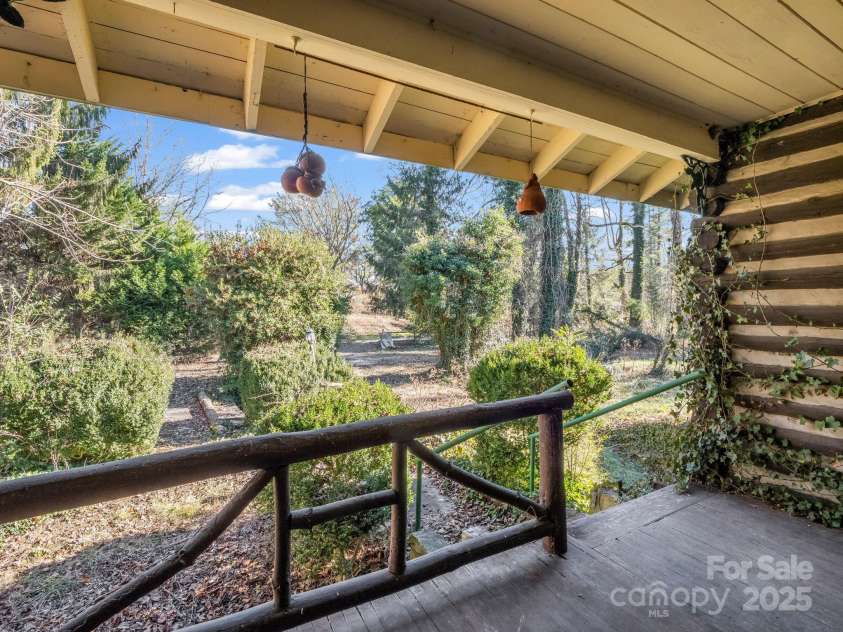 541 Broadway Street, Hendersonville, NC 28739.  MLS# CAR4325269, YatesRealty ID 7968. 