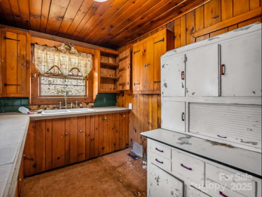 541 Broadway Street, Hendersonville, NC 28739.  MLS# CAR4325269, YatesRealty ID 7968. 