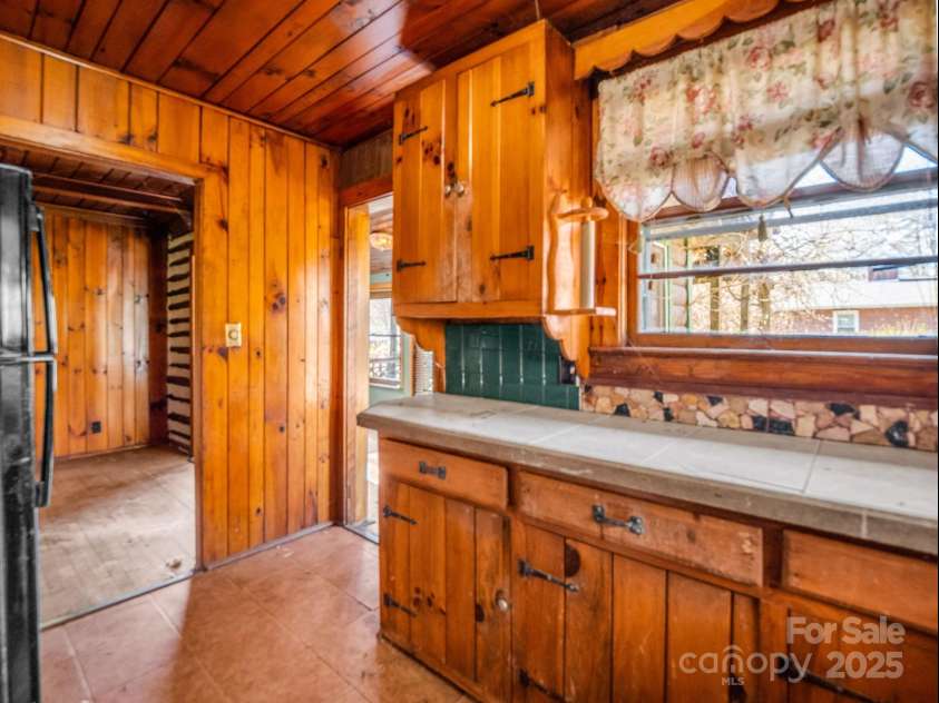 541 Broadway Street, Hendersonville, NC 28739.  MLS# CAR4325269, YatesRealty ID 7968. 