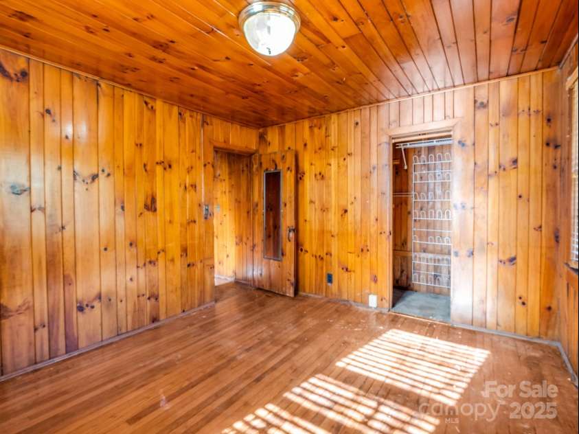 541 Broadway Street, Hendersonville, NC 28739.  MLS# CAR4325269, YatesRealty ID 7968. 