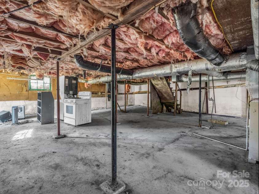 541 Broadway Street, Hendersonville, NC 28739.  MLS# CAR4325269, YatesRealty ID 7968. 