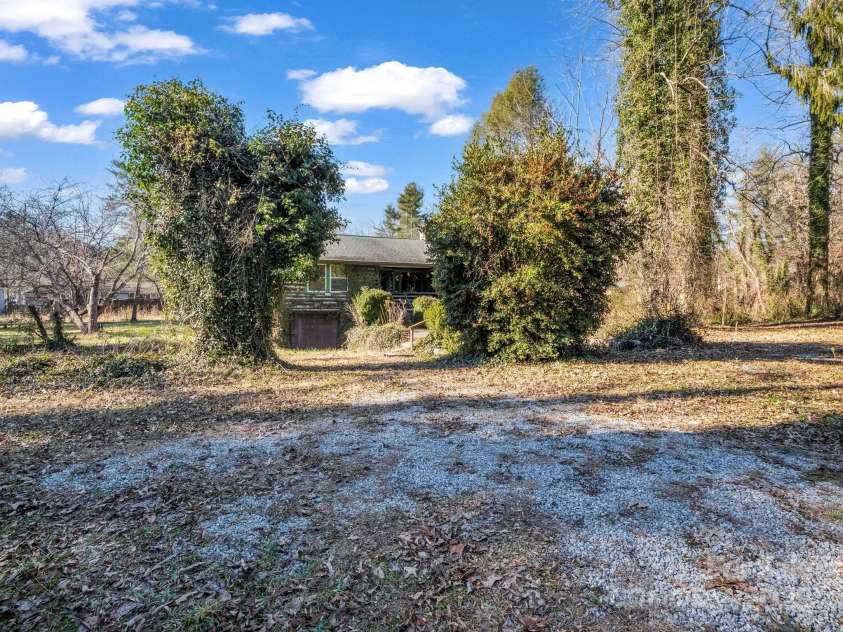 541 Broadway Street, Hendersonville, NC 28739.  MLS# CAR4325269, YatesRealty ID 7968. 