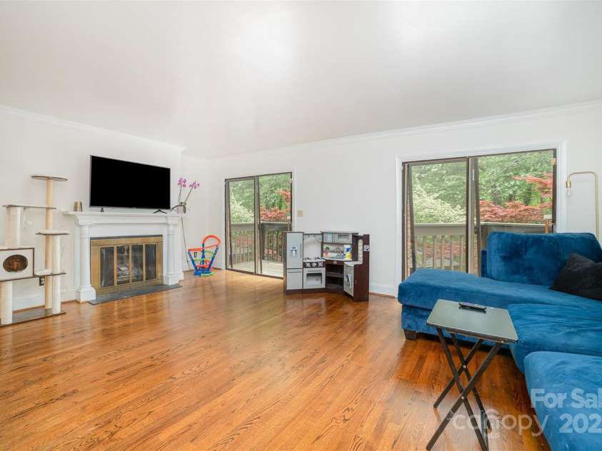 5807 Sharon Road, Charlotte, NC 28210.  MLS# CAR4245125, YatesRealty ID 7968. 