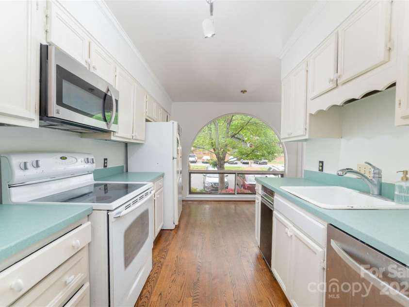 5807 Sharon Road, Charlotte, NC 28210.  MLS# CAR4245125, YatesRealty ID 7968. 