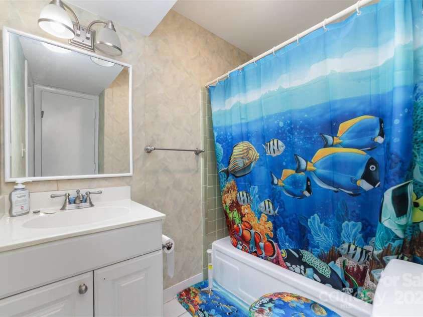 5807 Sharon Road, Charlotte, NC 28210.  MLS# CAR4245125, YatesRealty ID 7968. 