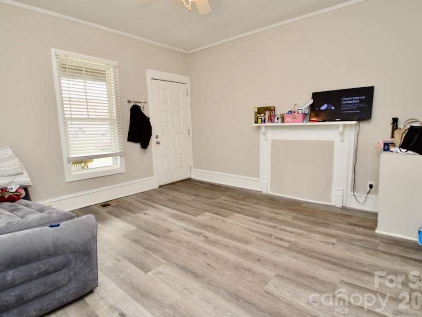 2007 York Road, Gastonia, NC 28052.  MLS# CAR4349648, YatesRealty ID 7974. 