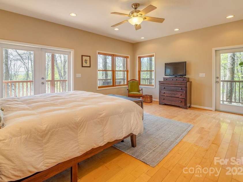 279 Red Oak Lane, Marshall, NC 28753.  MLS# CAR4247763, YatesRealty ID 7975. 