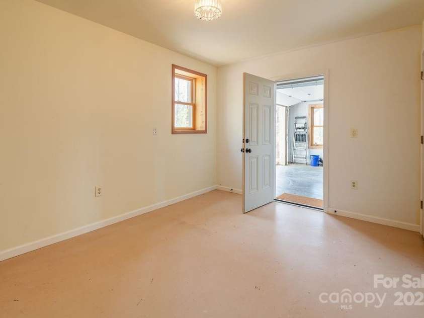 279 Red Oak Lane, Marshall, NC 28753.  MLS# CAR4247763, YatesRealty ID 7975. 