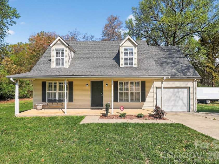 612 Flowe Drive, Charlotte, NC 28213.  MLS# CAR4362825, YatesRealty ID 7975. 